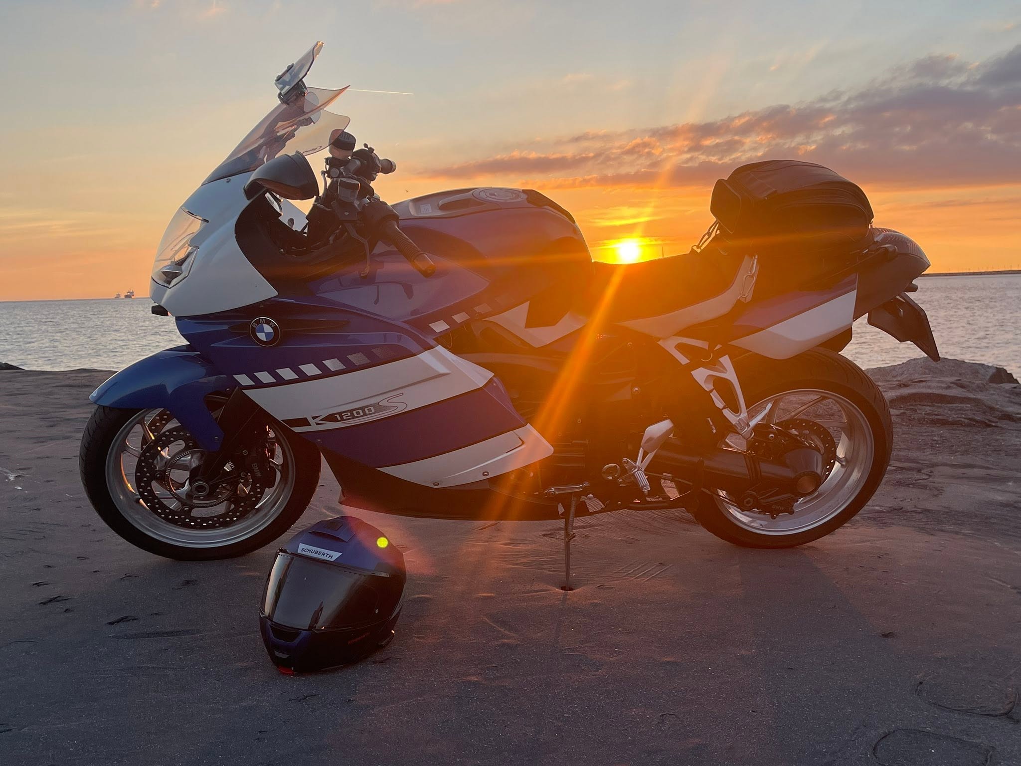 BMW K1200S motorfiets bij zonsondergang