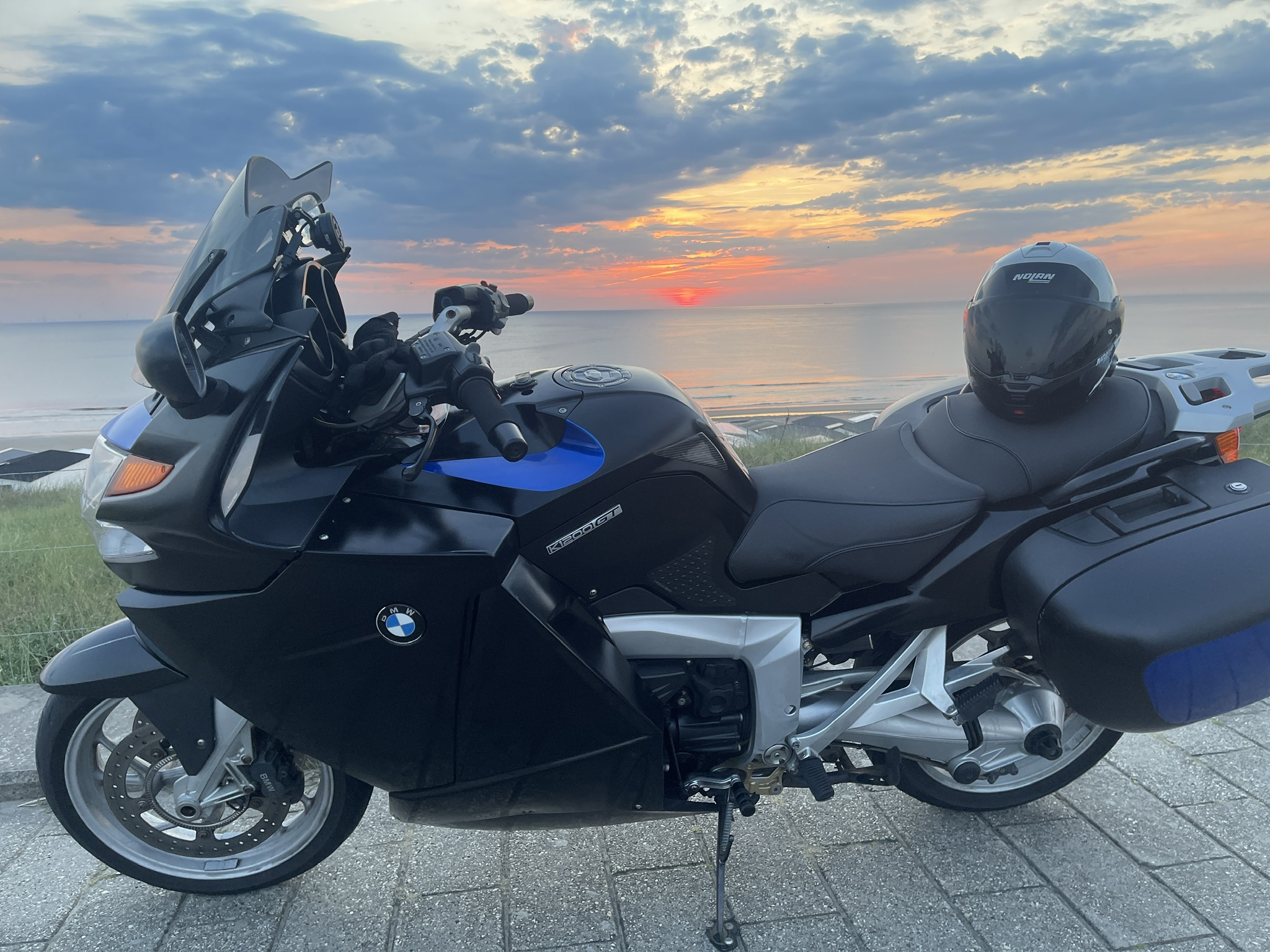 Zwart met blauwe accenten aan zee